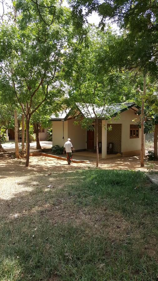 Lokuge Grand Resort Kataragama Esterno foto