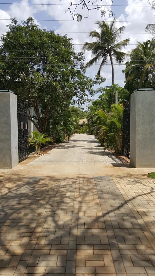 Lokuge Grand Resort Kataragama Esterno foto