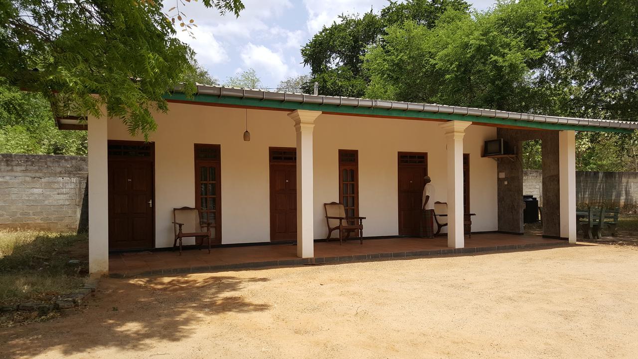 Lokuge Grand Resort Kataragama Esterno foto