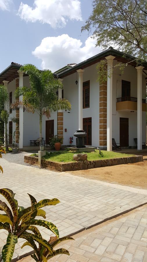 Lokuge Grand Resort Kataragama Esterno foto