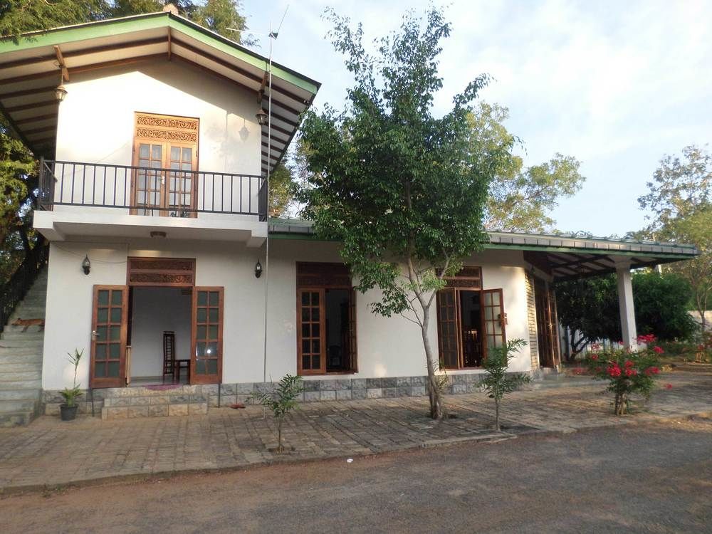 Lokuge Grand Resort Kataragama Esterno foto